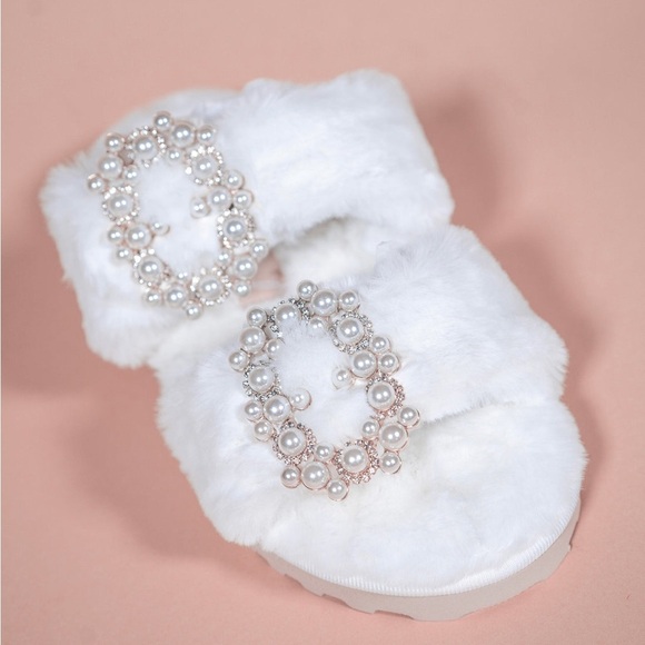 She is Cheval Shoes White Faux Mink Neverending Story Slippers Size 7 Bridal - Picture 3 of 11